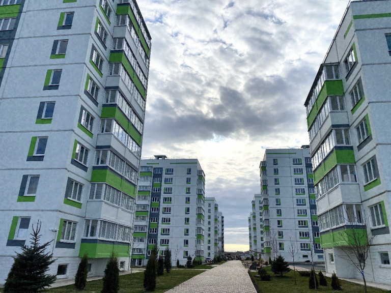 Заглавное фото: Масштабы строительства в Мариуполе впечатляют – микрорайон Изумрудный