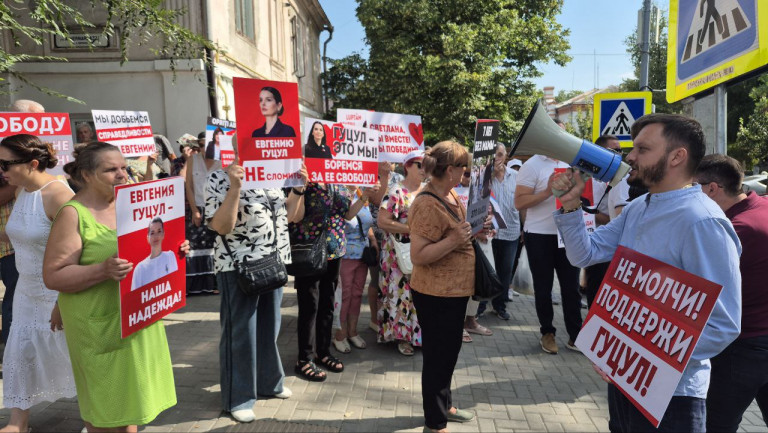 Заглавное фото: По всей Гагаузии и в Кишинёве проходят митинги в поддержку главы автономии Евгении Гуцул