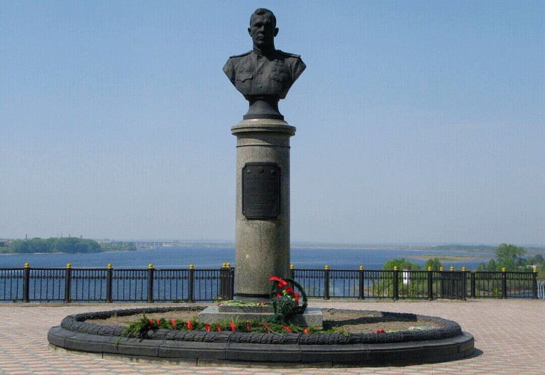 Заглавное фото. Бронзовый бюст Арсения Ворожейкина в городе Городец