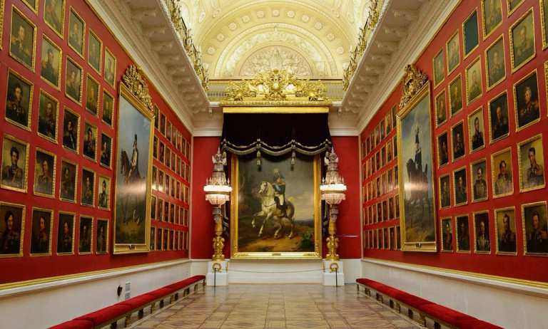 Заглавное фото. Военная галерея Зимнего дворца на современной фотографии