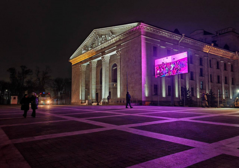 Заглавное фото: Так выглядит сегодня Театральная площадь в Мариуполе – город с нетерпением ожидает открытия Драматического театра.