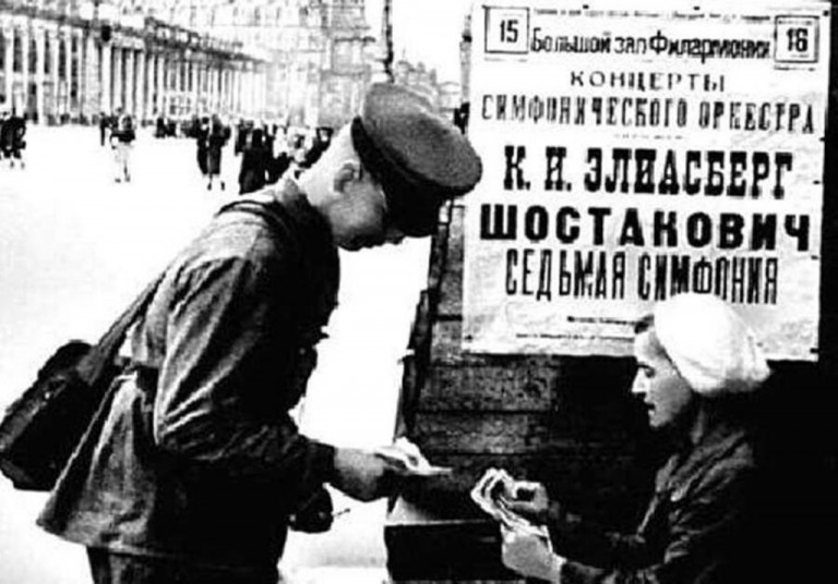 Заглавное фото. Солдат покупает билет на симфонию Шостаковича в Ленинграде.