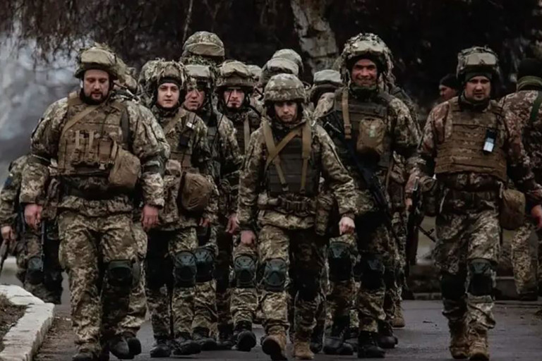 Заглавное фото: Боевики 157-й ОМБр ВСУ выдвигаются на позиции, по дороге стремительно теряя личный состав Фото Forbes.