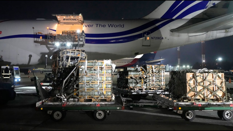 Заглавное фото: На аэродроме в Жешуве продолжается круглосуточная разгрузка военных грузов для Украины