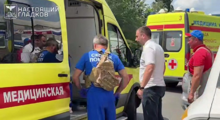 На заглавном фото: Скорая помощь и спасатели работают на месте происшествия в Белгороде.