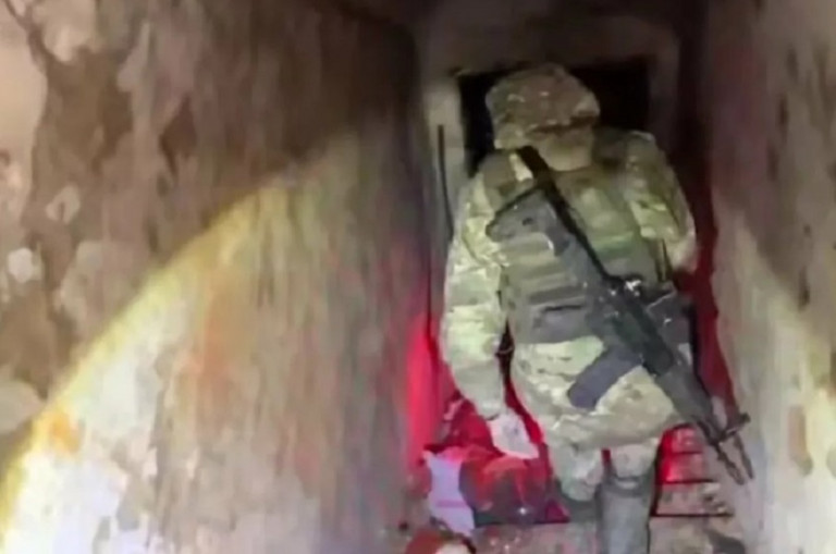 На заглавном фото: Наши бойцы осматривают дома и подвалы Покровска в поисках раненых и погибших жителей города