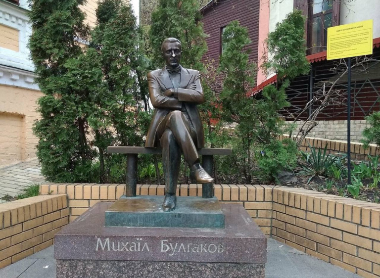 Заглавное фото: Памятник Михаилу Булгакову в Киеве