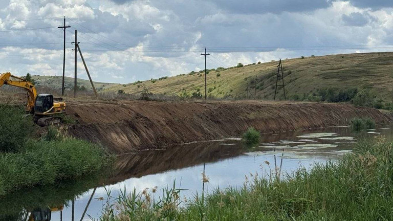Заглавное фото: Продолжается расчистка русла Кальмиуса