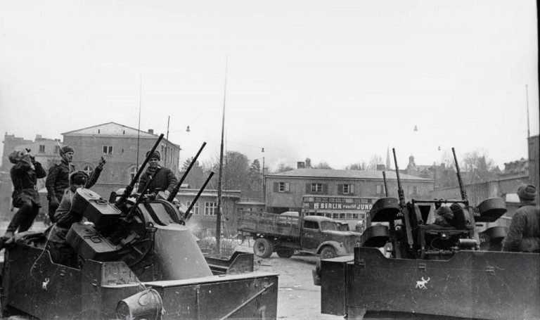 Заглавное фото. Советские войска в освобождённом Данциге (Гданьске)
