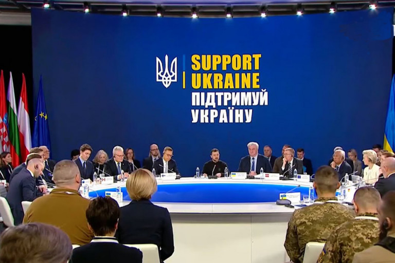 На заглавном фото: Желающие воевать Украиной с Россией в сборе, их не смущает даже то, что  маленький фюрер – Зеленский – нелегитимен...