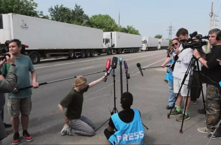 Заглавное фото: У места стоянки рефрижераторов собралось несколько десятков иностранных журналистов – это помогло сдвинуть процесс с мёртвой точки 