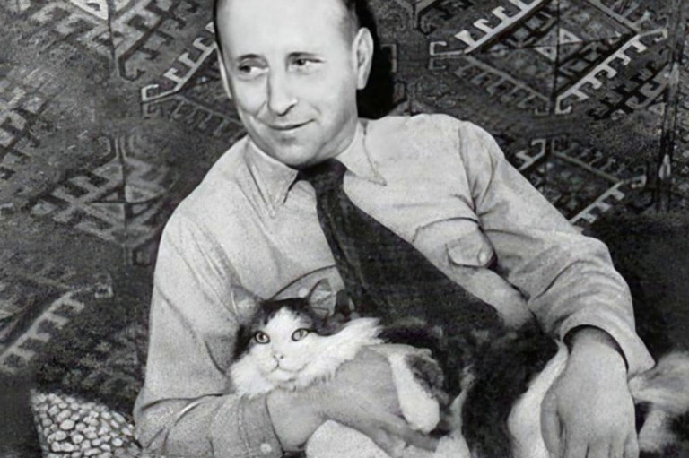 Заглавное фото. Писатель Евгений Шварц в домашней обстановке.