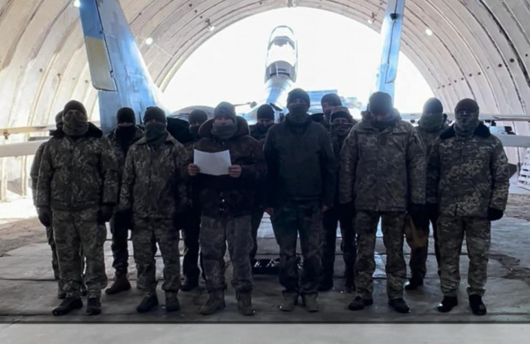 На заглавном фото: Группа украинских авиатехников не хочет быть просто "мясом", но у Зеленского и его генералов на них именно такие планы