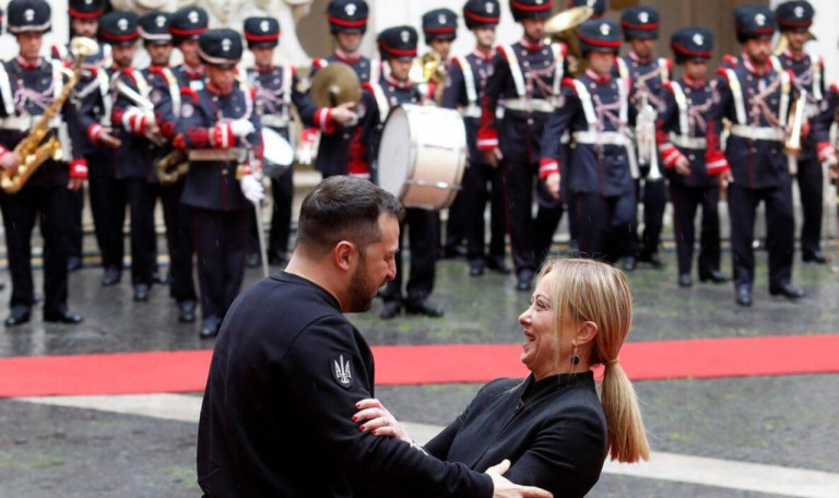 На заглавном фото: Любительница Муссолини Джорджа Мелони в объятиях главаря украинского нацистского режима Владимира Зеленского...