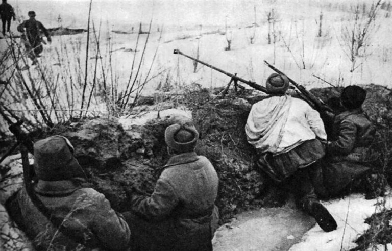 Заглавное фото. Советские бойцы ведут бой под Ворошиловградом