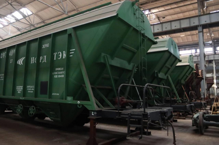 На заглавном фото: Одно из старейших предприятий Луганщины — Стахановский вагоностроительный завод — имеет хорошее будущее. Об этом заявил заместитель Председателя Правительства РФ Марат Хуснуллин