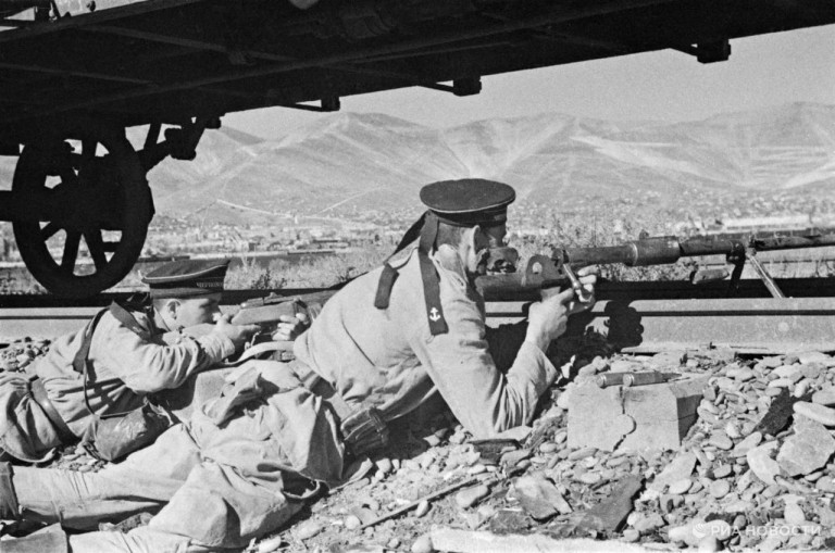 Заглавное фото. Морская пехота отбивает атаку фашистов на «Малой земле»