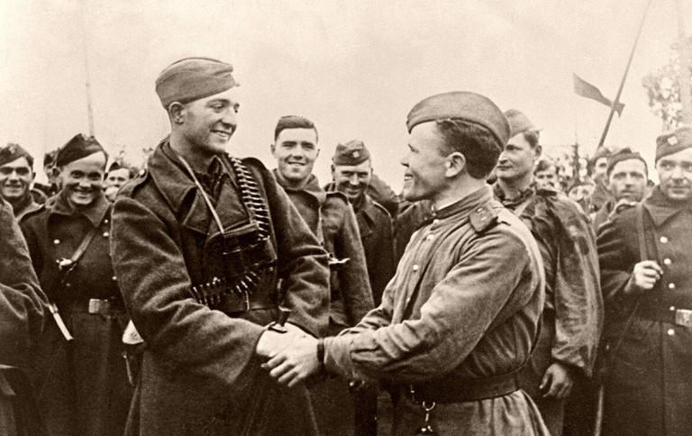 Заглавное фото. Офицер Красной Армии поздравляет офицера 1-го Чехословацкого армейского корпуса со взятием Дуклинского перевала в ходе Карпатско-Дуклинской наступательной операции.