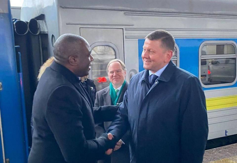 Заглавное фото: Глава МИД Британии Дэвид Лэмми прибыл с визитом на Украину. На вокзале его встретил посол Украины в Британии Залужный. Почему Залужный находится в Киеве, а не в Британии, никому не известно. Скорее всего, так и было задумано – дескать, Лондон пожимает руку будущему главарю киевского режима?..