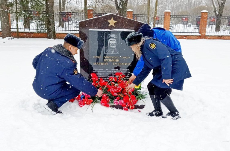 Заглавное фото. Памятник Матвею Кузьмину в родной деревне Куракино