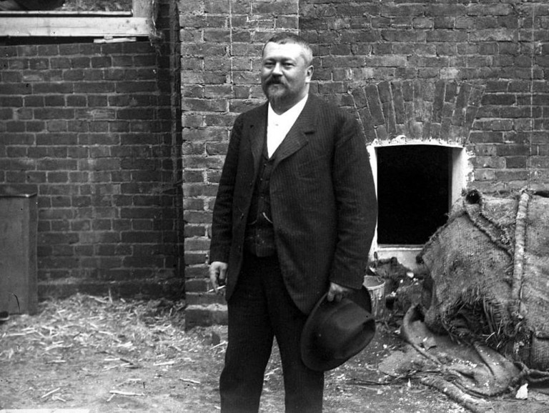 Заглавное фото. Меценат Савва Морозов возле своей мануфактуры