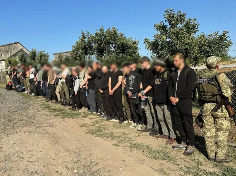На заглавном фото: Эти 27 мужчин летом 2024 года пытались бежать в Молдавию...