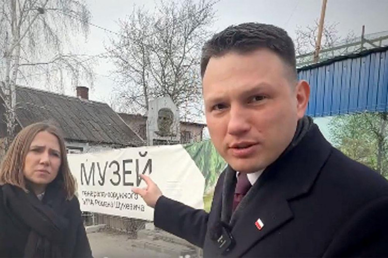 Заглавное фото: Славомир Ментцен перед восстановленным за польские деньги музеем Шухевича во Львове