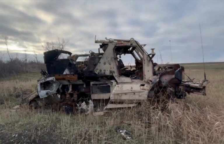 На заглавном фото: Уничтоженная на Южнодонецком направлении украинская бронетехника западного производства, пишет Телеграм-канал Dambiev