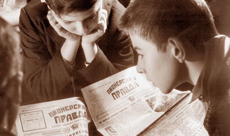 Заглавное фото. Дети, изучающие свежий номер «Пионерской Правды»