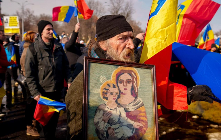 На заглавном фото: Румынский народ протестует, однако властям не до демократии