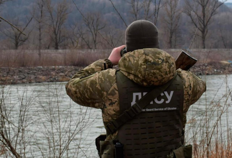 Заглавное фото: Украинские пограничники зорко высматривают «ухилянтов» на берегу реки Тиса