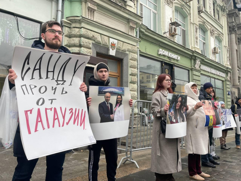 Заглавное фото: Акция в поддержку башкана Гагаузии Евгении Гуцул проходит у посольства Молдовы в Москве.