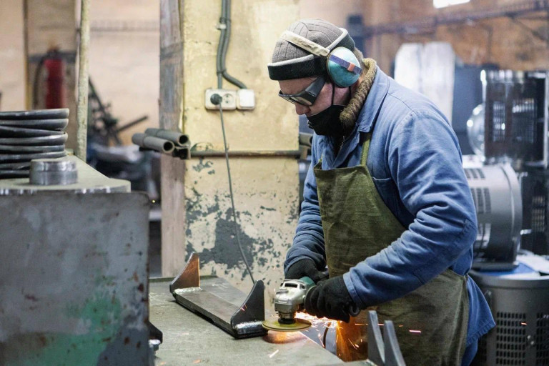 На заглавном фото: Завод «Свитанок» на Запорожье специализируется на производстве частей железнодорожных локомотивов, моторных вагонов и подвижного состава 