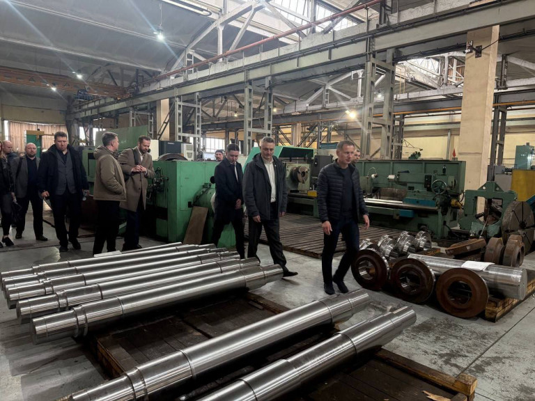 На заглавном фото: Делегации из Башкирии приехали на заводы Донецкой Народной Республики 