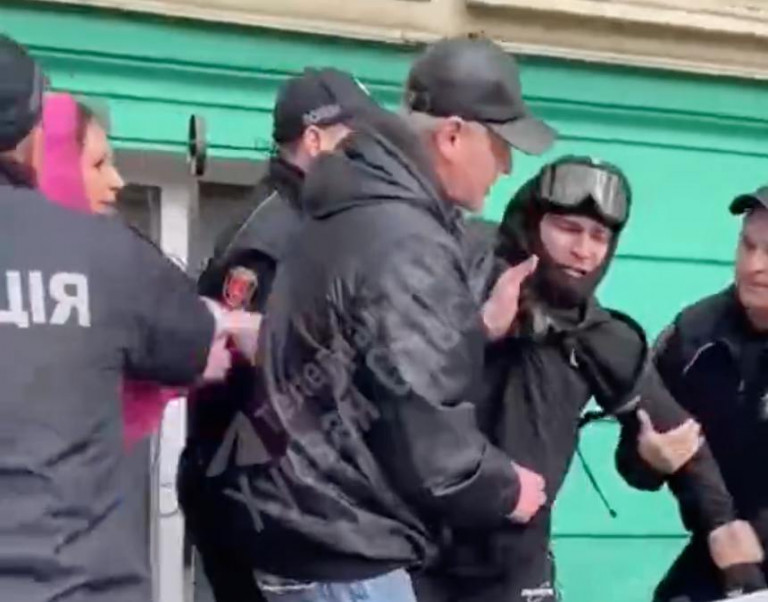 На заглавном фото: Одна и та же картина по всей Украине – юношу/мужчину "ломают" и "бусифицируют". А дальше – линия фронта и очень хорошо, если плен. Чаще – ещё одна могила или тяжёлая инвалидность вкупе с ПТСР