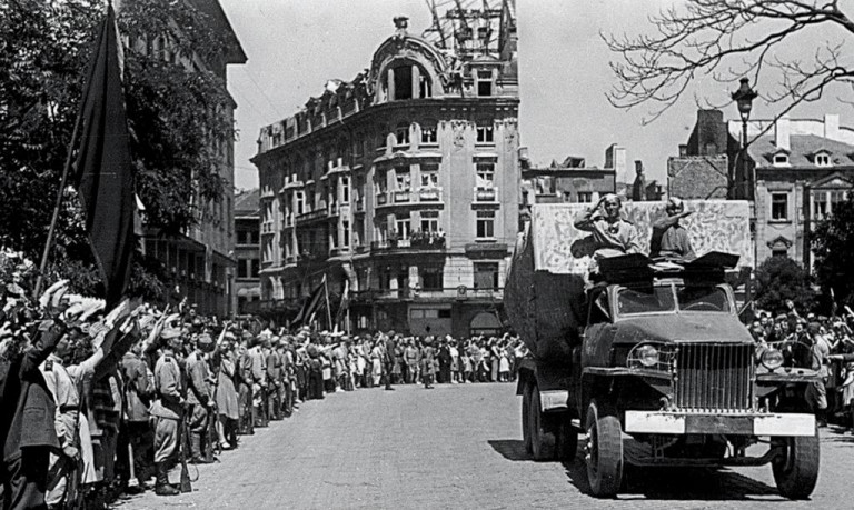 Заглавное фото. Советские войска вступают в Братиславу