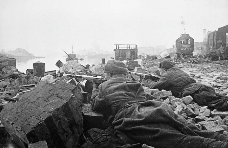 Заглавное фото. Бойцы 3-го Белорусского фронта ведут бой на улицах Кёнигсберга