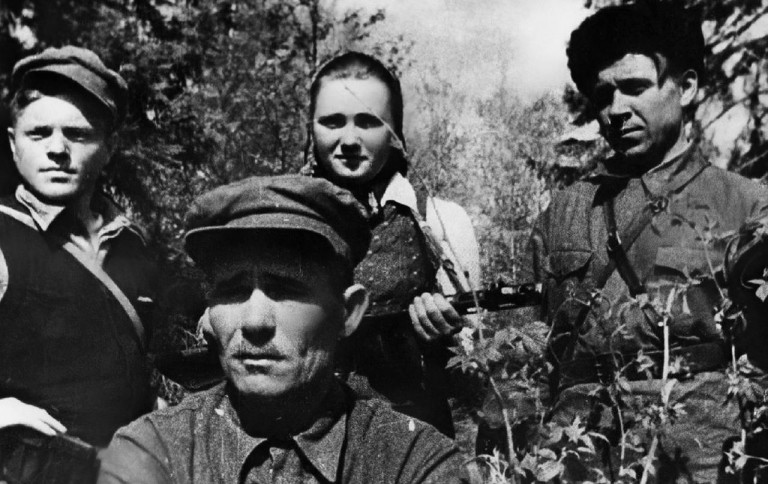 Заглавное фото. «Батька Минай» ( в первом ряду) среди бойцов своего отряда