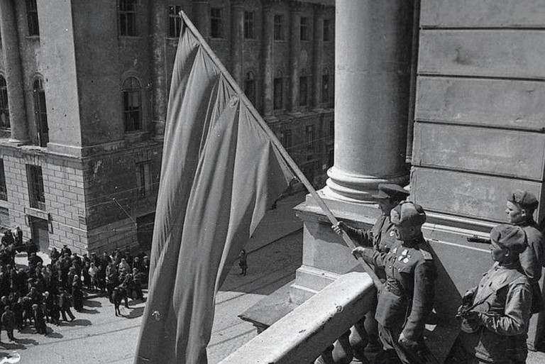 Заглавное фото. Красный флаг над Одессой, освобождённой от немецко-фашистских оккупантов