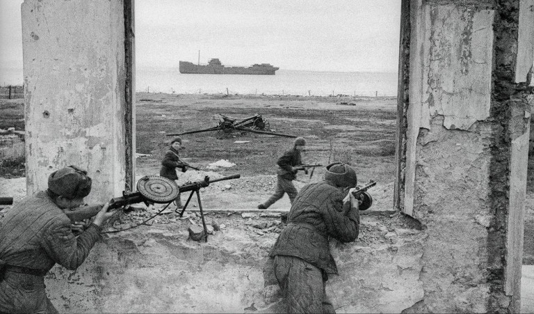 Заглавное фото. Советский пулемётчик с ДП-27 прикрывает атаку автоматчиков в боях за освобождение Керчи