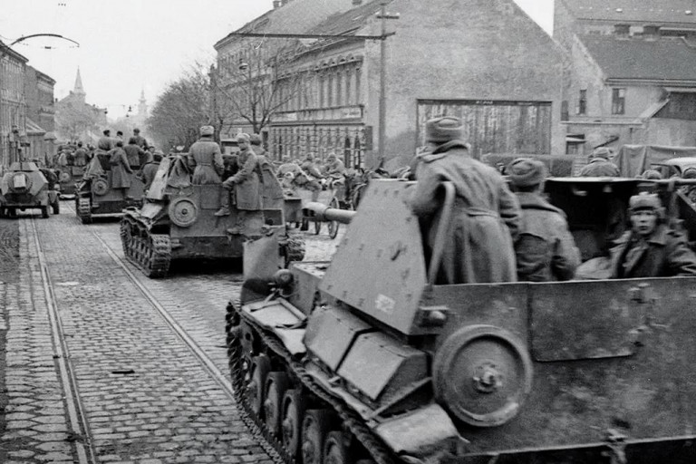 Заглавное фото. Советские самоходные орудия в Вене