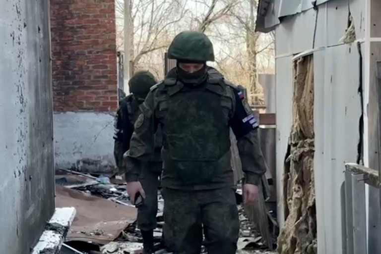 На заглавном фото: Сотрудники Следкома РФ в Махновке расследуют преступления ВСУ в отношении гражданских