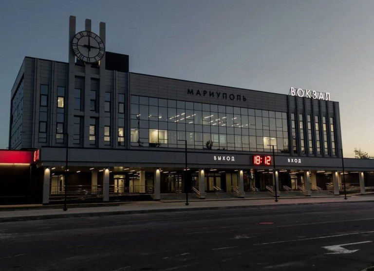 На заглавном фото: Мариуполь, железнодорожный вокзал. Отстроен он был ещё в прошлом году, а в нынешнем готов принимать и отправлять поезда...