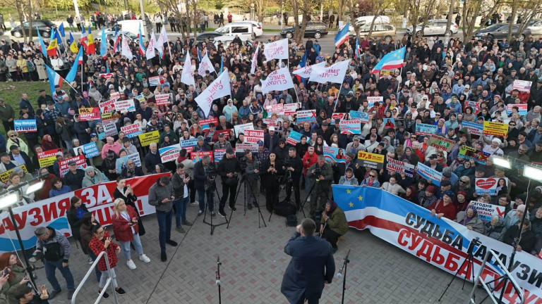 Заглавное фото: Митинг в Комрате, в столице Гагаузии, в поддержку Евгении Гуцул
