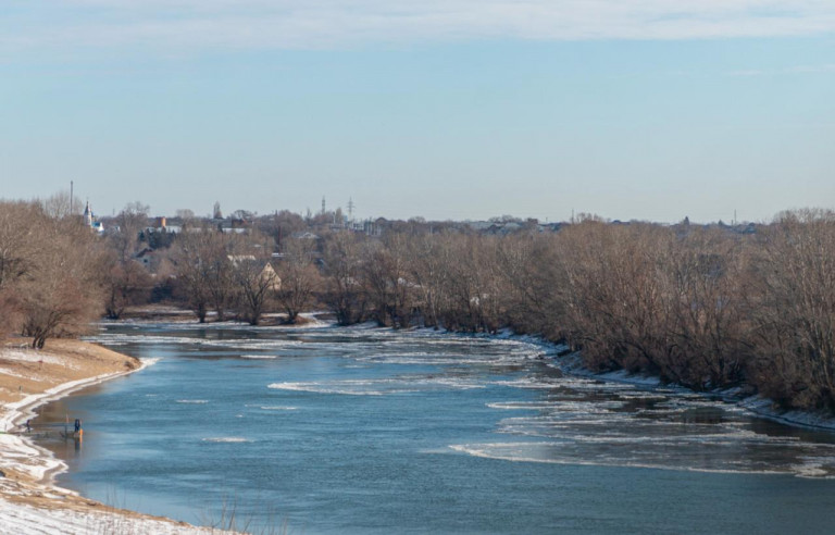 На заглавном фото: Приднестровье, Днестр. Сейчас весна, а что будет летом?..