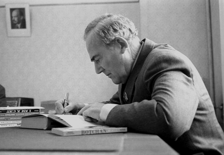 Заглавное фото. Писатель Вадим Кожевников подписывает свои книги