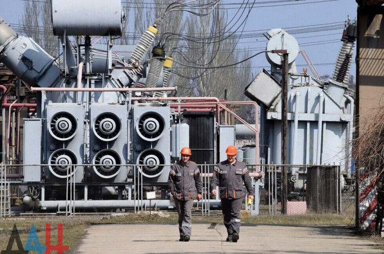 На заглавном фото: Энергетики ДНР