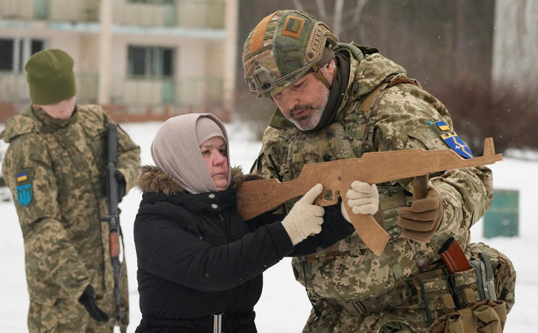 На заголовному фото: Треба ж, і ця постановочна картинка стає реальністю. Скоро кожна українська бабуся, не кажучи вже про дідуся, зможе піти на фронт добровільно. Ну, або не зовсім добровільно...