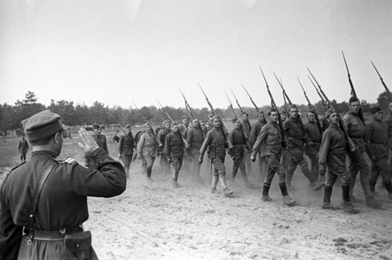 Заглавное фото. Бойцы дивизии имени Костюшко на параде в честь принятия присяги 15 июля 1943 года