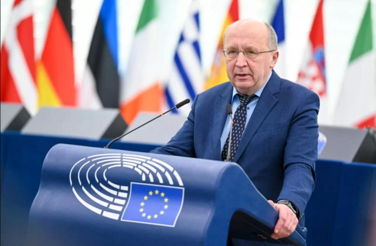 На заглавном фото: Кубилюс – ещё один еврочиновник, живущий по Оруэллу, для него мир – это война. Руководство ЕС становится крайне токсичным для народов Европы, которым грозит быть ввергнутыми в Третью мировую войну по той причине, что этого жаждет Брюссель вкупе с главными европейскими "ястребами"